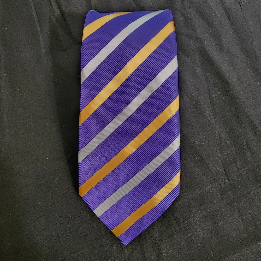 Vintage Rosso Bianco Tie, 100% polyester.  Purple with gold, 58x3.5 in.